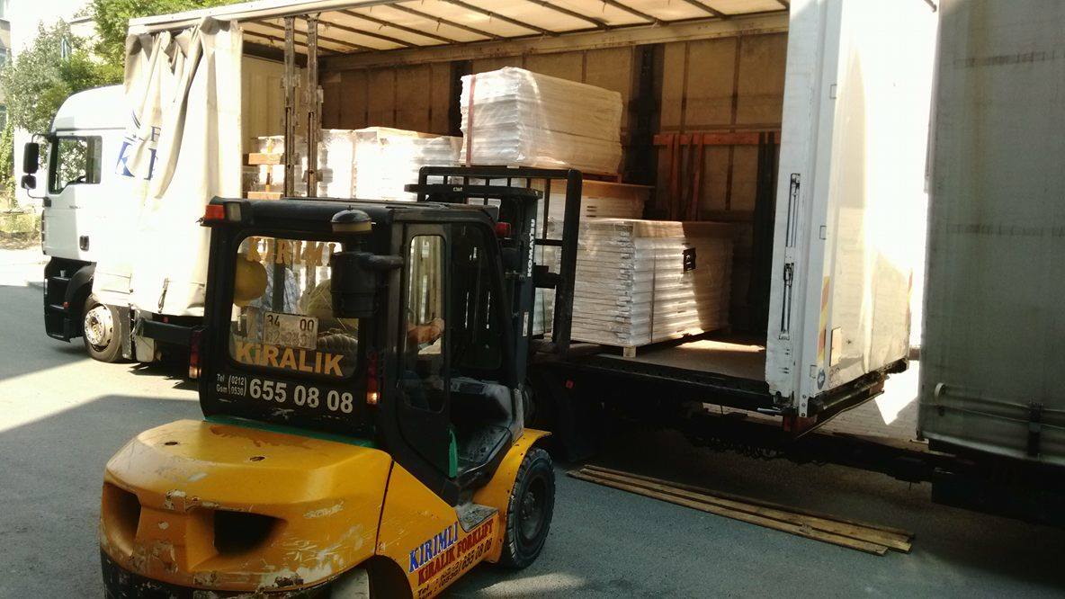 Palettierte, zerlegte Möbelpakete, bereit für die Containerverladung