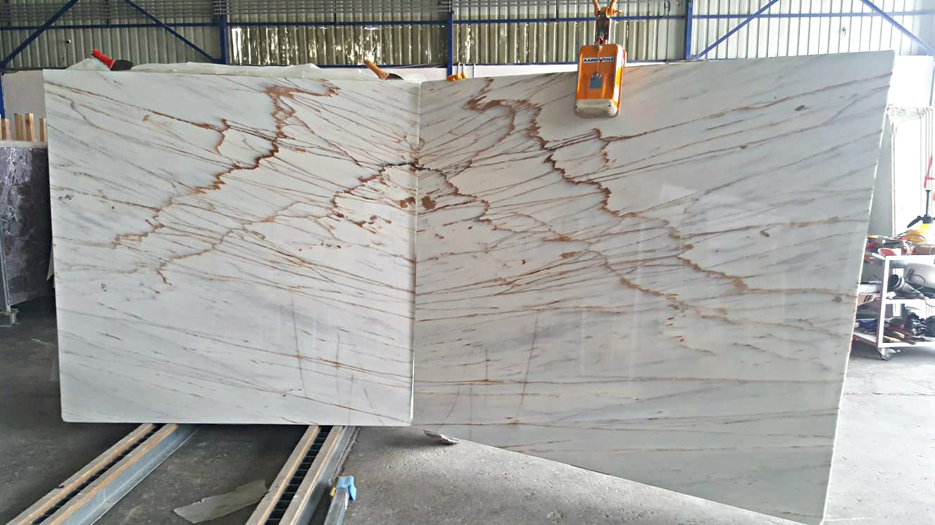 Zwei im Bookmatch gespiegelte Naturmarmorplatten vom Typ Calacatta Gold nebeneinander