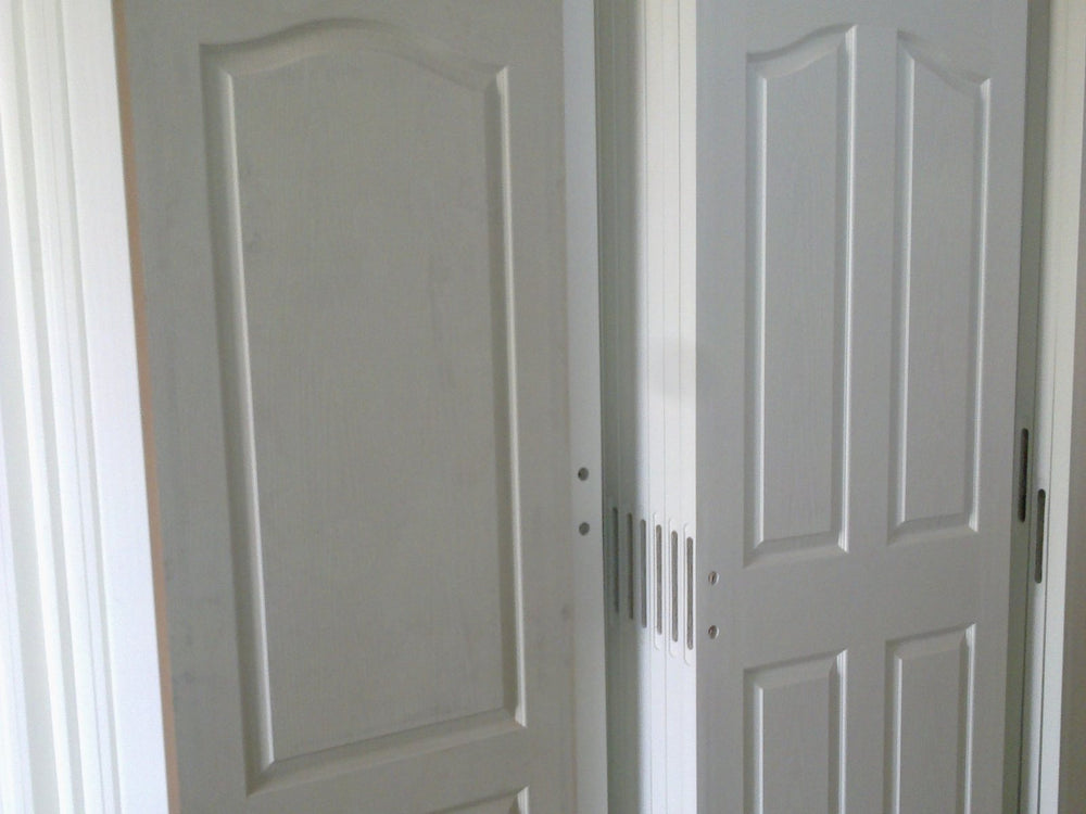 Amerikan panel kabartmalı kapı kanatları üretimde, astarlı ve beyaz lake kanatlar, kilit yuvası açılmış