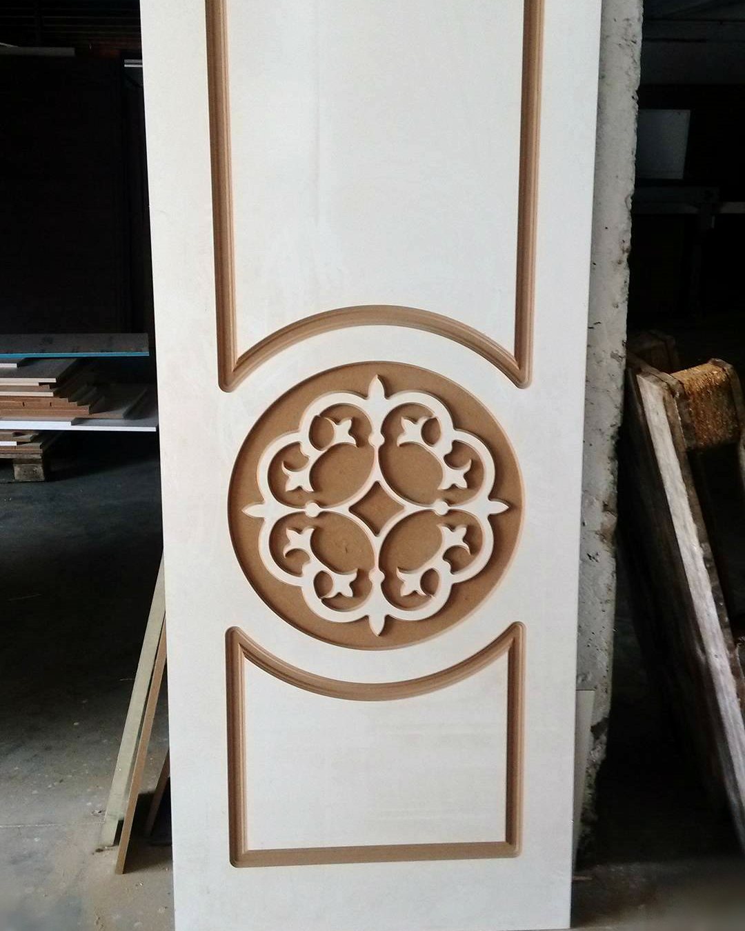 CNC-geschnitztes MDF-Türblatt mit kreisförmigem Motiv vor dem Lackieren