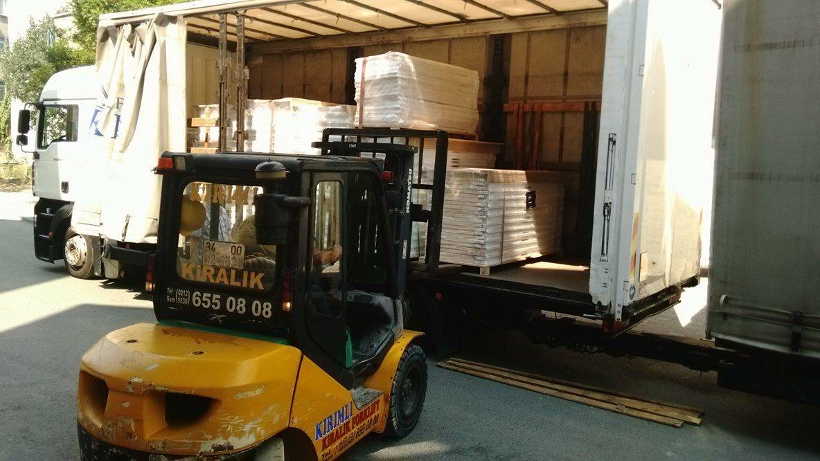 Türen auf Paletten werden mit dem Gabelstapler auf einen Lkw verladen