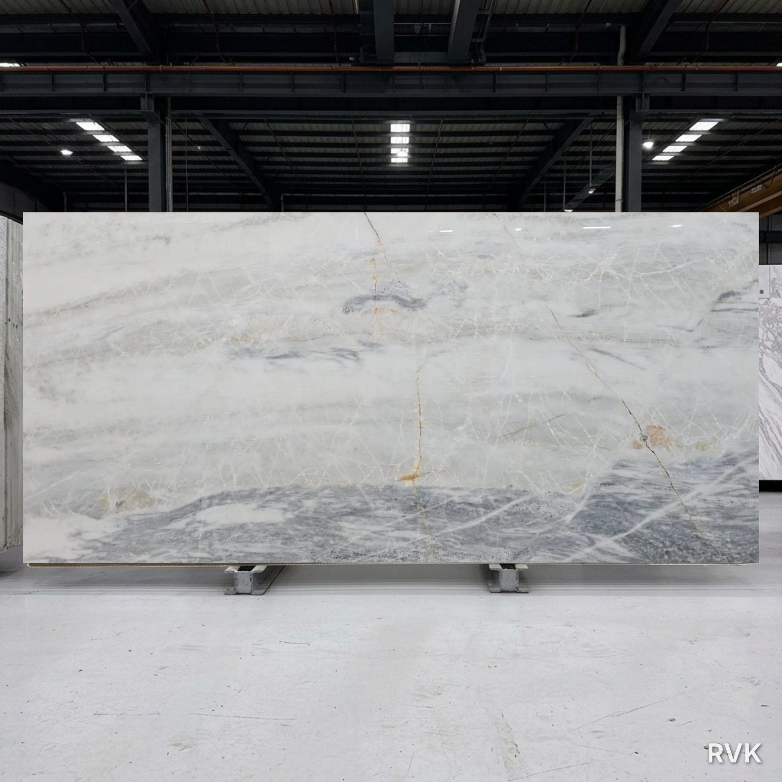 Polierte Marmorplatte Fantasy White, reflektierende Oberfläche, auf der Marmorpflege und Säureflecken sichtbar werden