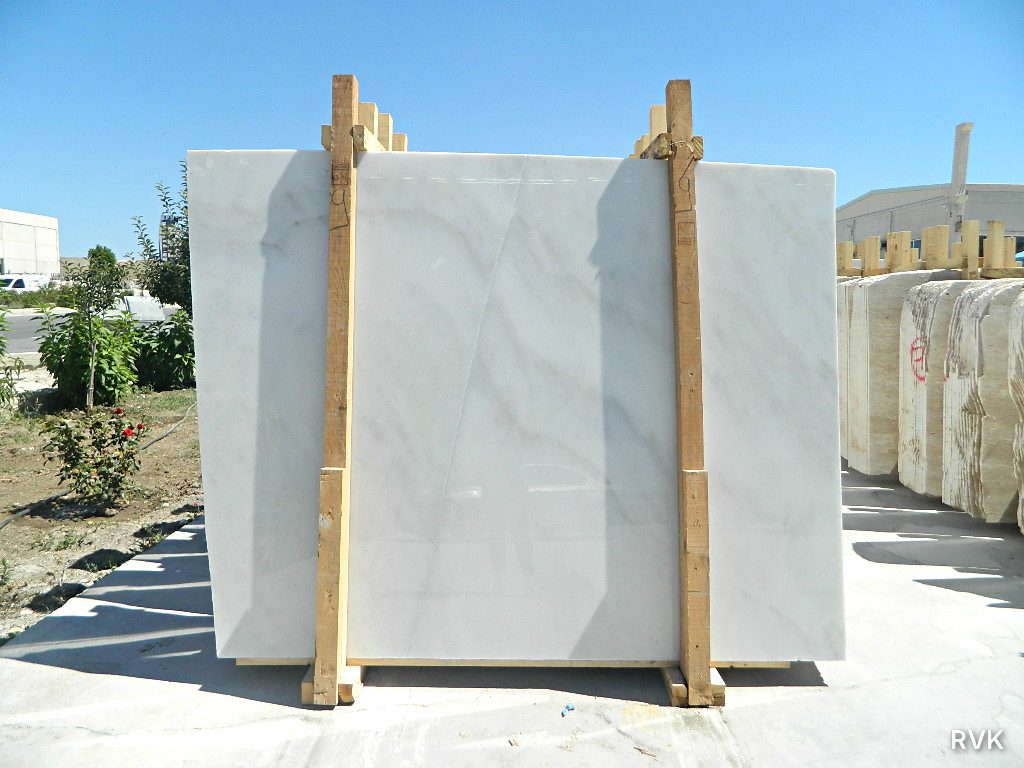 Kemalpaşa beyaz mermer plaka, sehpada, açık alan stoğu