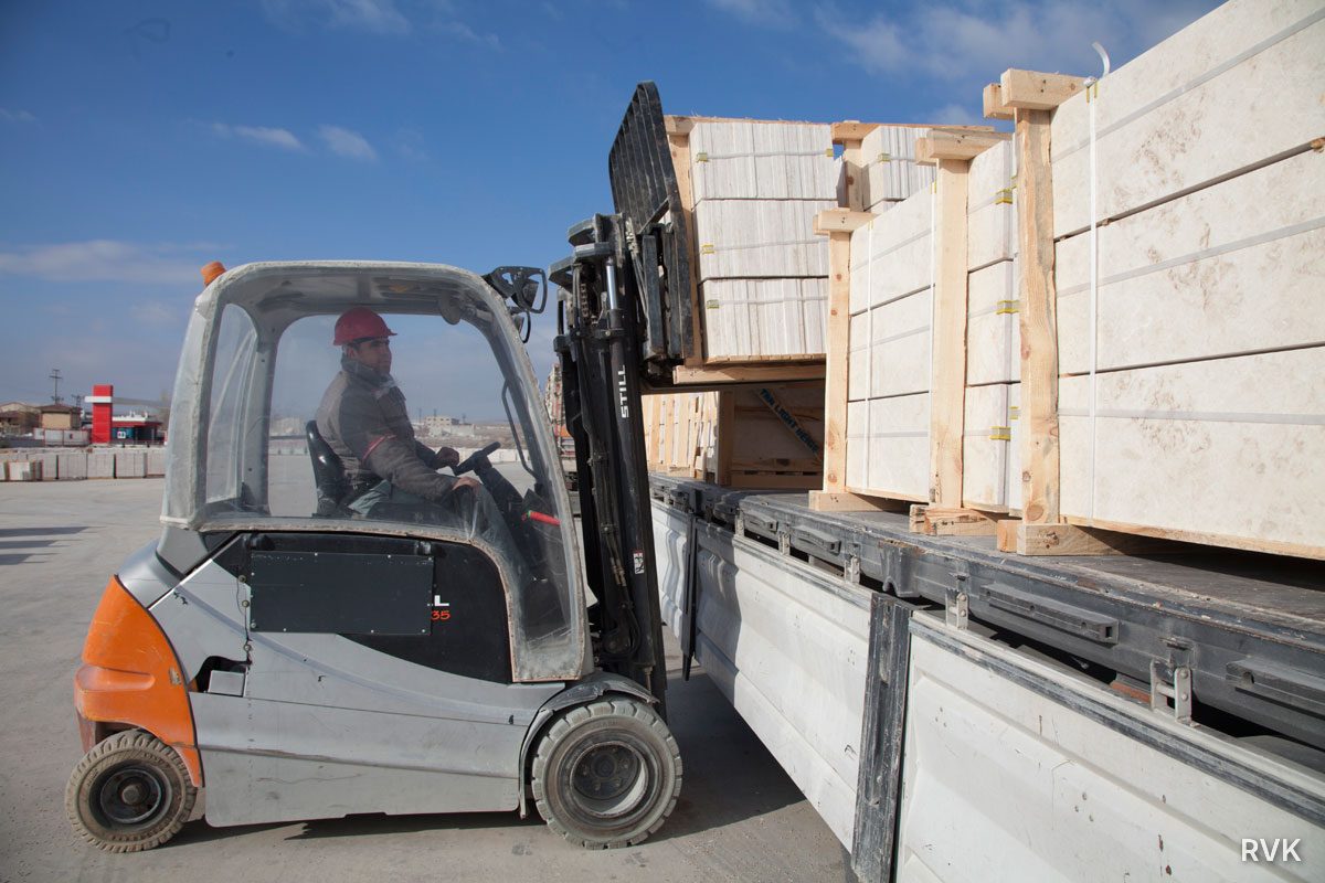 Forklift ile mermer sandıklarının tıra yüklenmesi