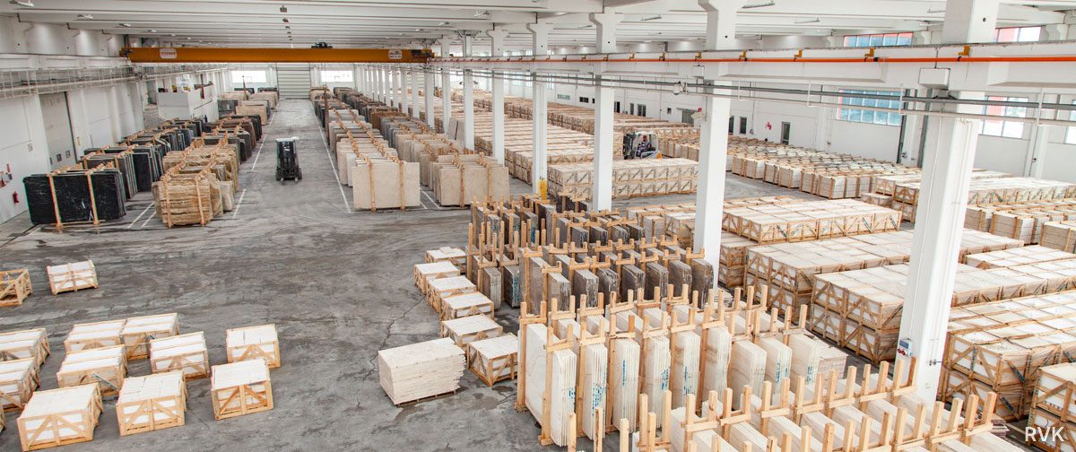 Mermer fabrikasında sandıklanmış plaka ve karo stoğu