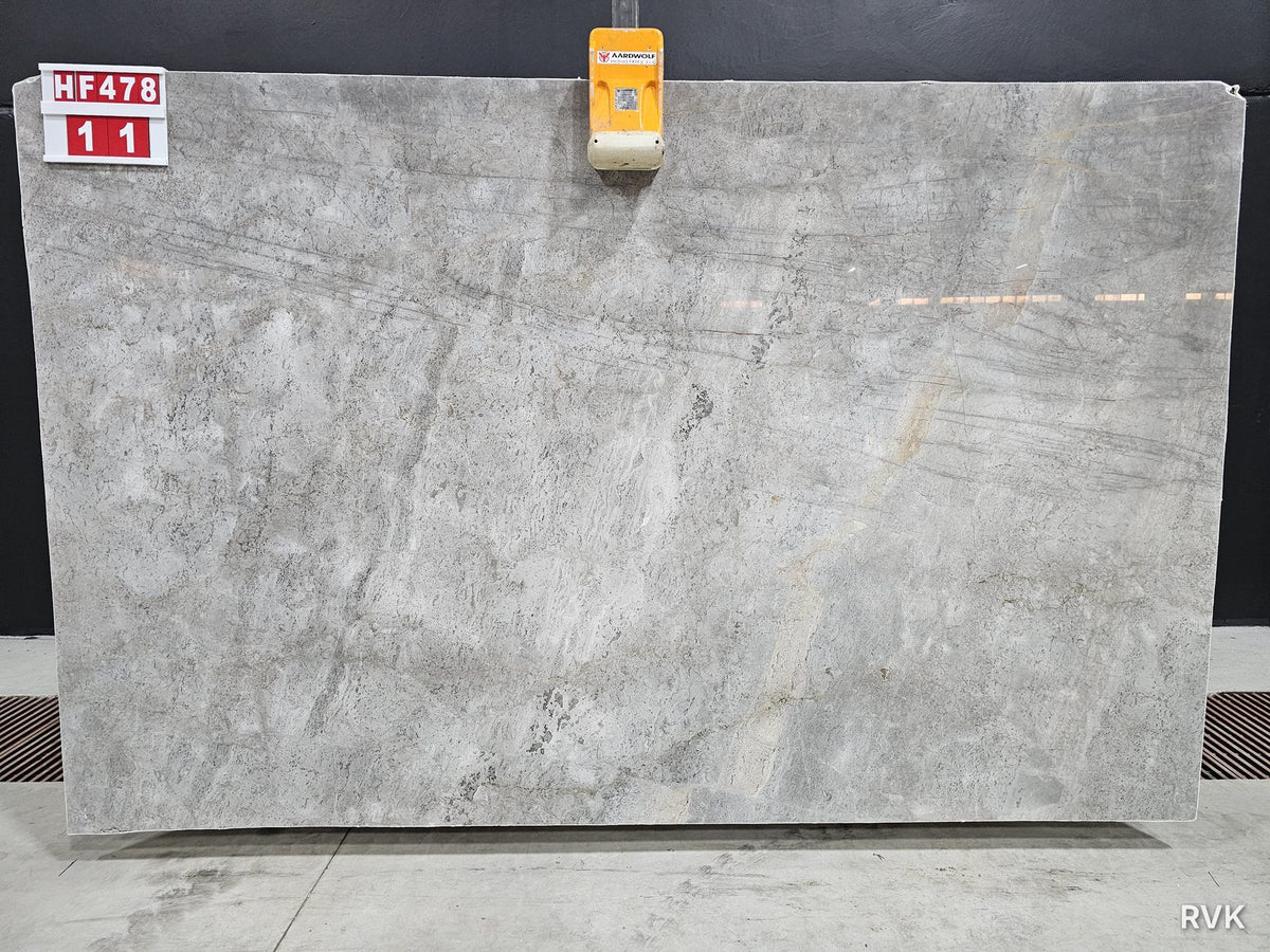 Mjolnir Grey açık gri mermer plaka, cilalı