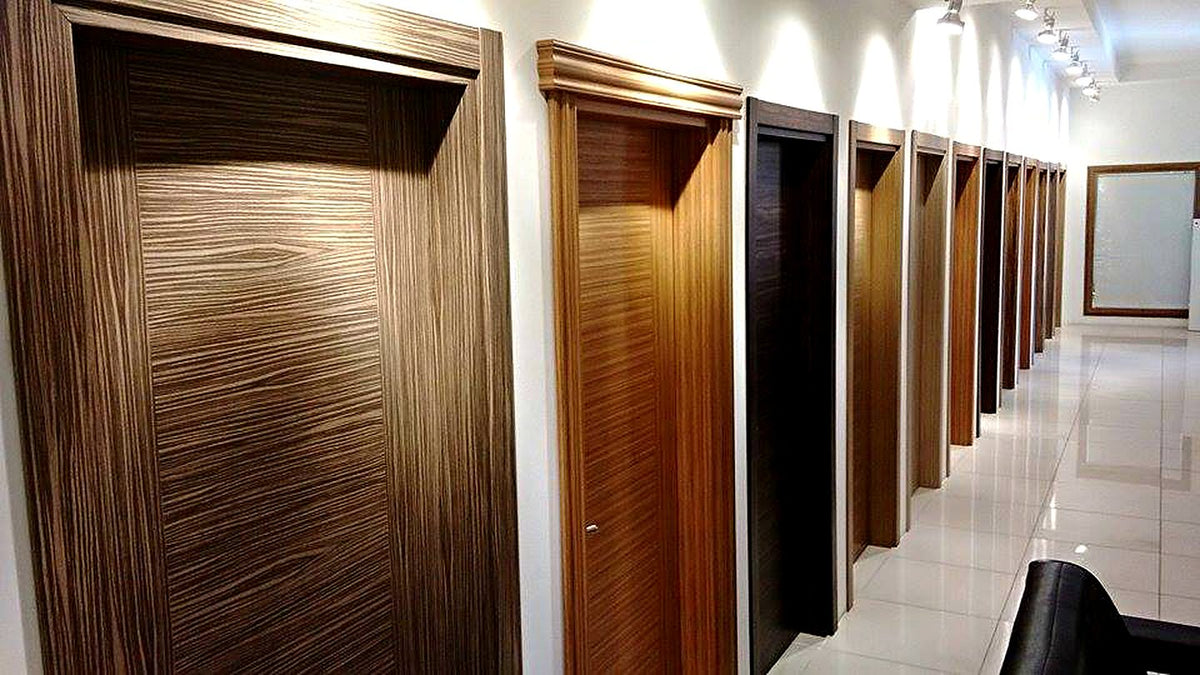 Doğal ahşap kaplama iç oda kapıları: zebrano, tik ve ceviz kaplama kanatlar, kasa ve pervazla, RVK Mobilya Dekorasyon showroom
