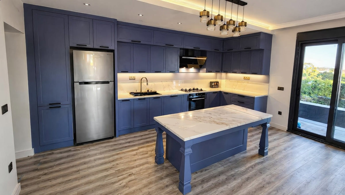 Lacivert lake shaker kapaklı villa mutfağı, ayaklı ada, Calacatta görünümlü tezgâh ve dolap altı LED aydınlatma, RVK Mobilya Dekorasyon