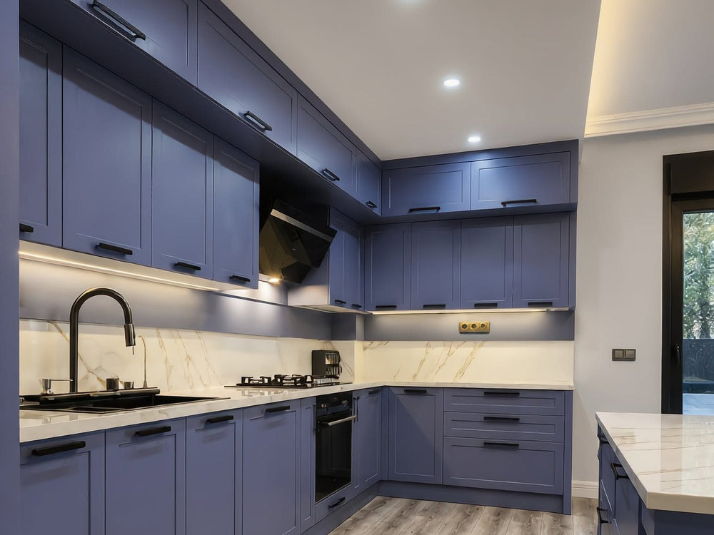 Lacivert lake shaker kapaklı L mutfak, siyah çubuk kulplar ve dolap altı LED aydınlatma