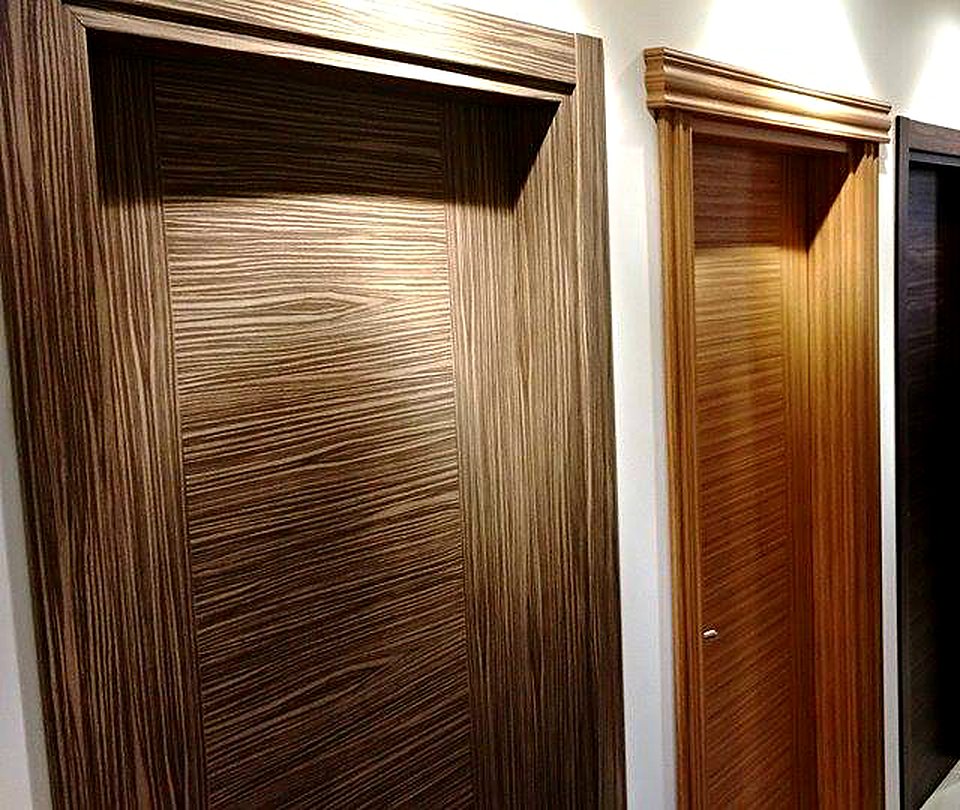 Zebrano ve tik doğal ahşap kaplama iç kapı kanatları, kornişli kasa detayı
